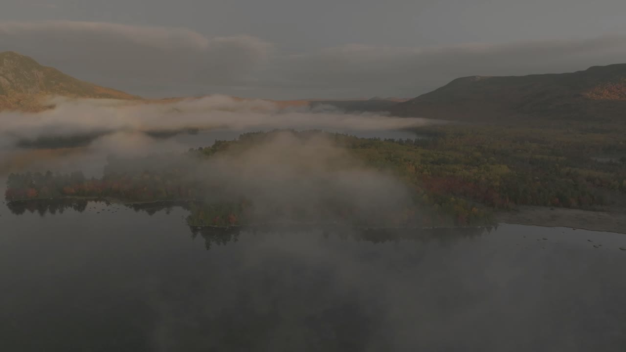 la luz del sol ilumina la montaña borestone con vistas a la antena en órbita del lago onawa