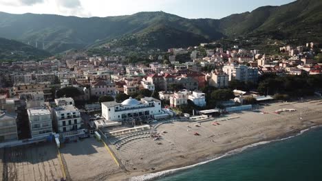 playa de arena junto a una ciudad mediterránea italiana