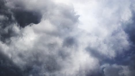 nubes tormentosas moviéndose dramáticamente a través
