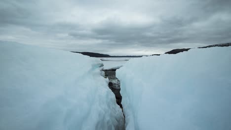 Eislücke-Mit-Fließendem-Fluss-Und-Wolken-Im-Hintergrund-Im-Zeitraffer