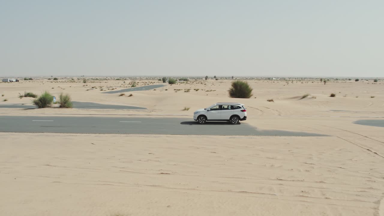 사막 풍경 을 가로질러 운전 하는 색 suv