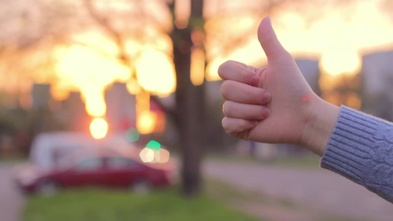도시 지역 리가에서 주저하는 손 히치하이킹