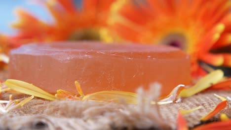 jabón de naranja hecho a mano con flores de gerbera