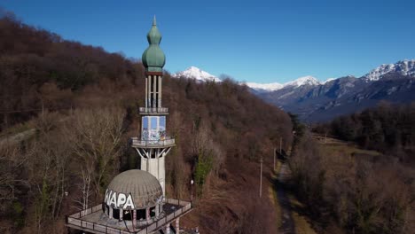vista aérea de la torre del minarete en la ciudad fantasma abandonada consonno