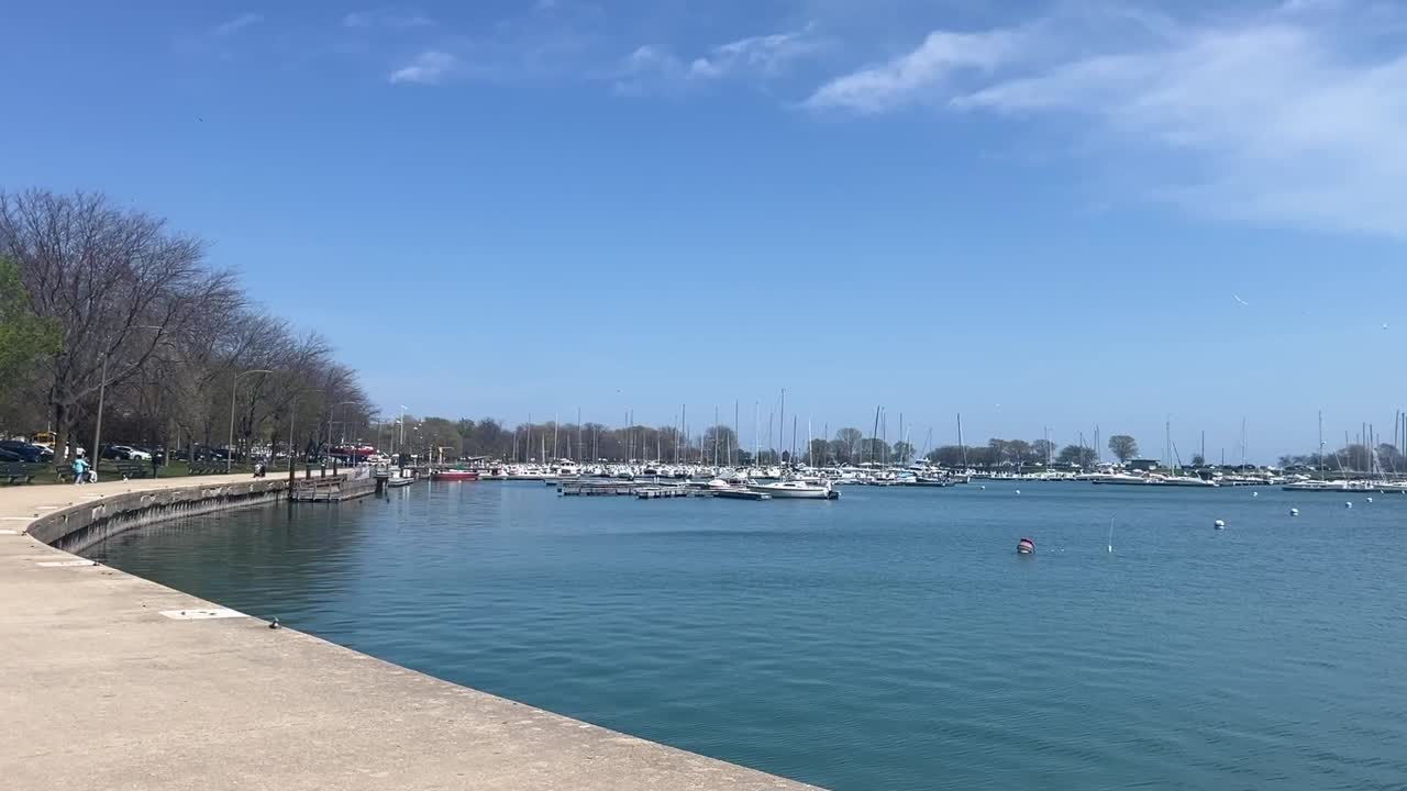 Ein sonniger Tag am Montrose Harbor in Chicago. Segelboote treiben auf dem Lake Michigan.