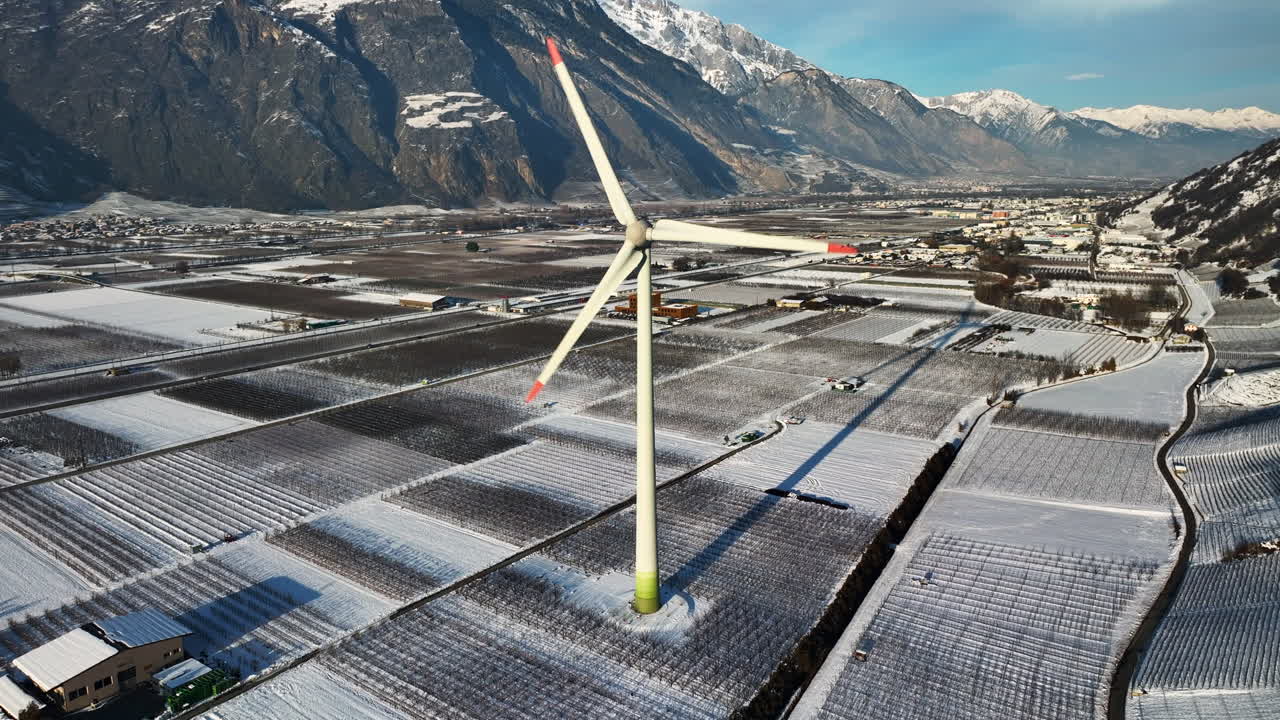 gran molino de viento moderno con sombra sobre los campos de cultivo gira en el valle del ródano en un soleado día de invierno