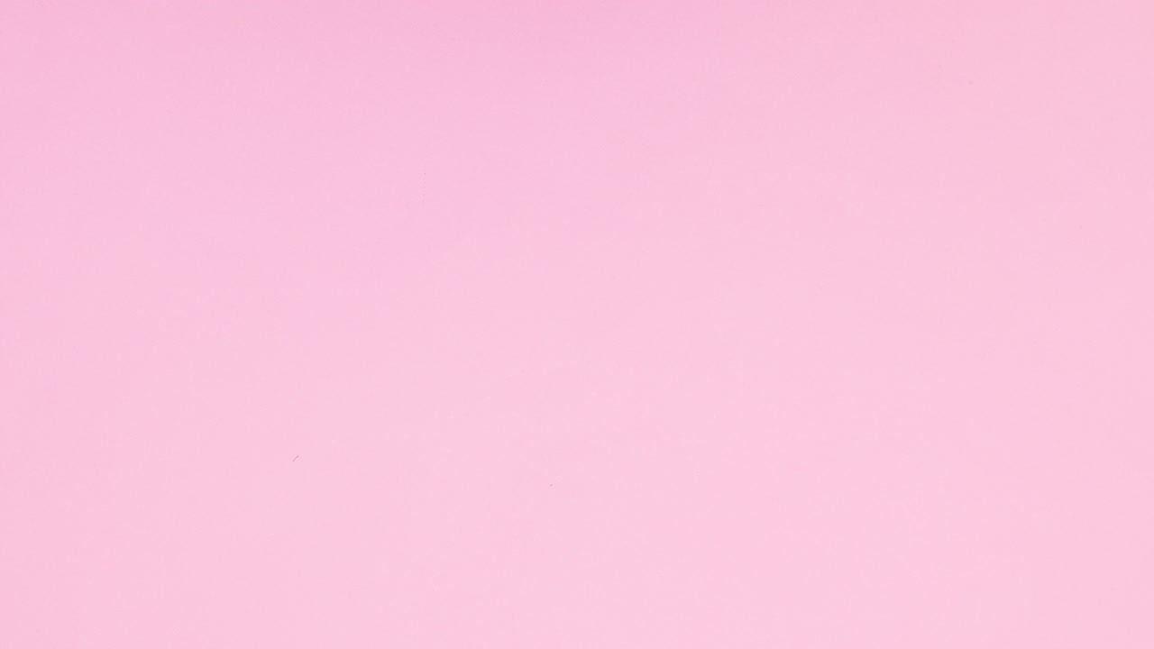 снежинки делают рождественскую елку на пастельно-розовую тему.