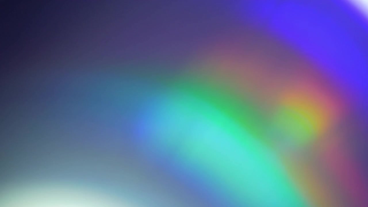 Fughe di luce arcobaleno astratte e bagliori dell'obiettivo su sfondo nero