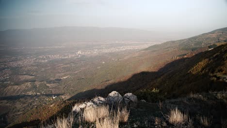 la ciudad de skopje vista desde la cima de una montaña