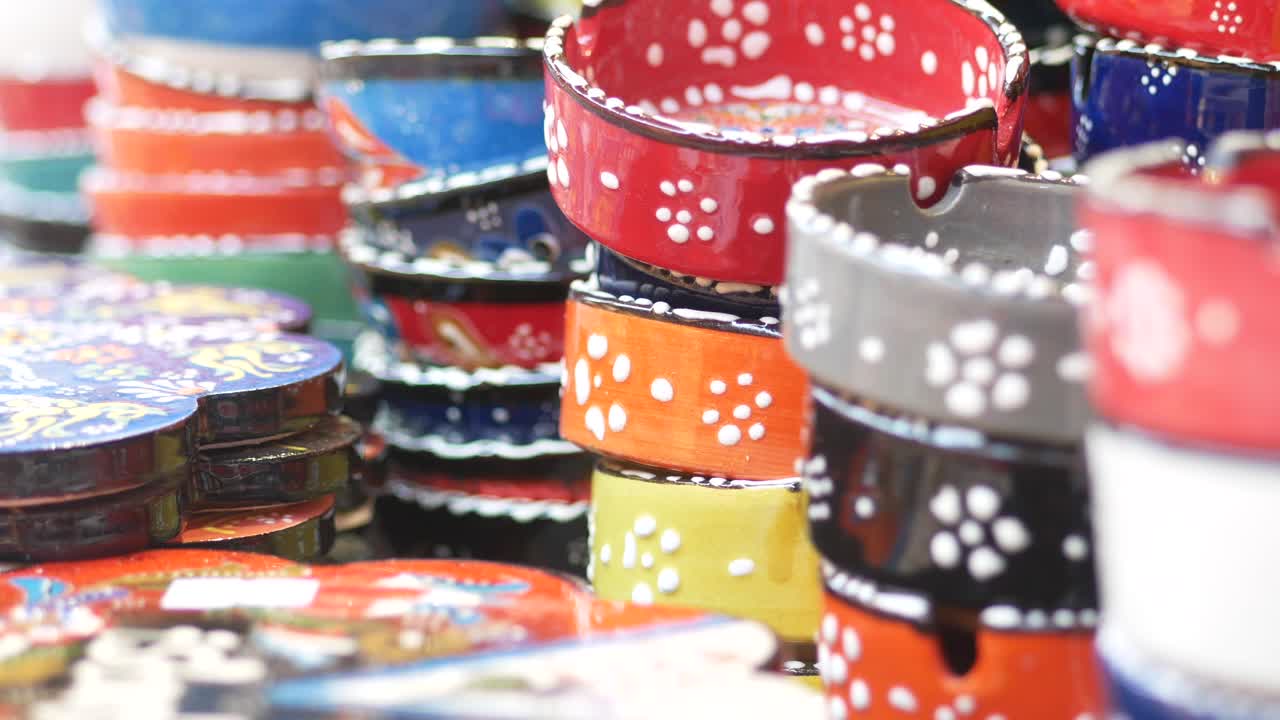 cuencos y ceniceros de cerámica de colores