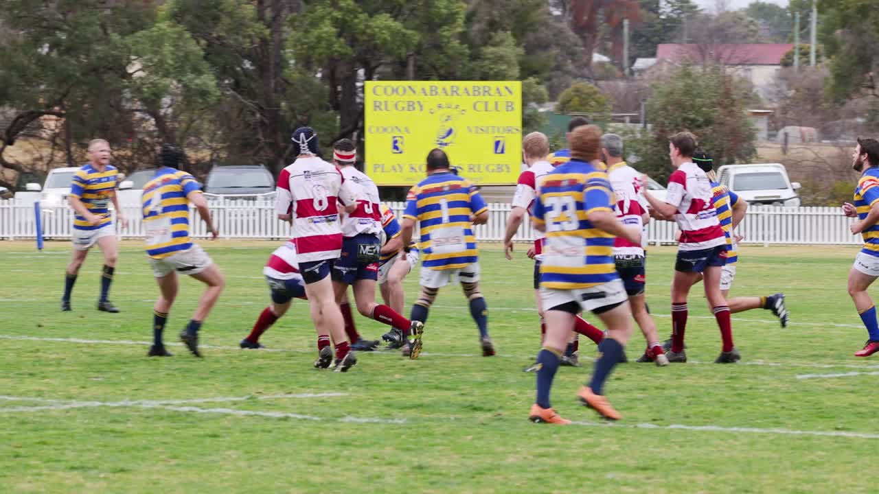 팀워크와 전략을 보여주는 역동적인 럭비 게임