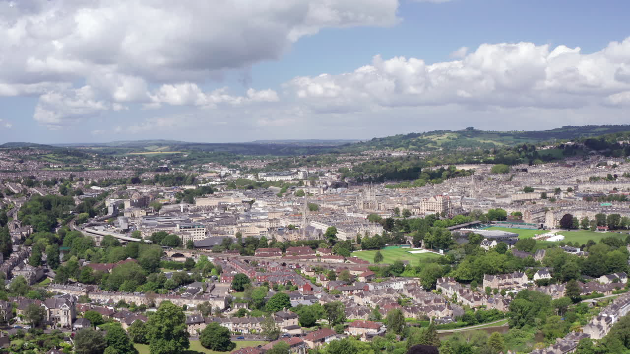 toma aérea de un camión del horizonte de la ciudad de bath en el suroeste de inglaterra en un día soleado de verano moviéndose de derecha a izquierda