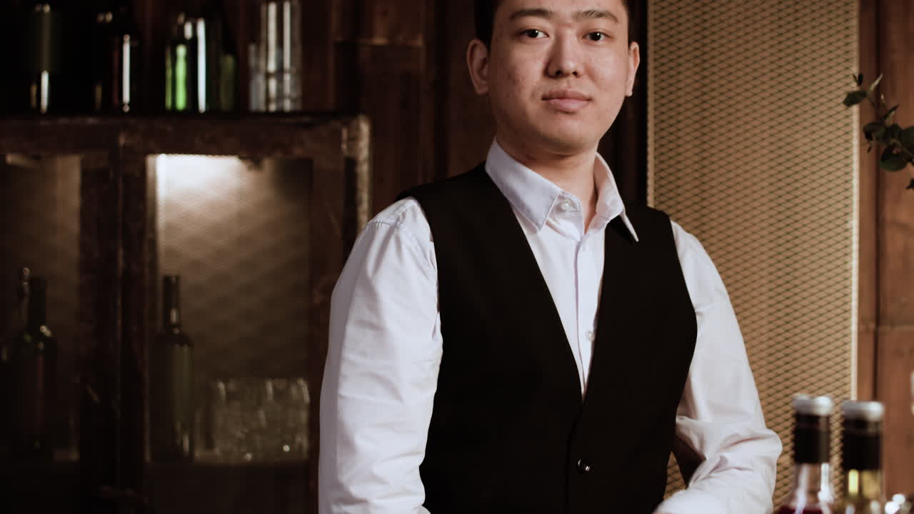 男性バーテンダー