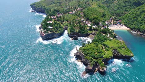 Luftaufnahme-Des-Küstendorfes-Auf-Einer-Klippe-Und-Des-Tropischen-Gesing-strandes-Java-Indonesien