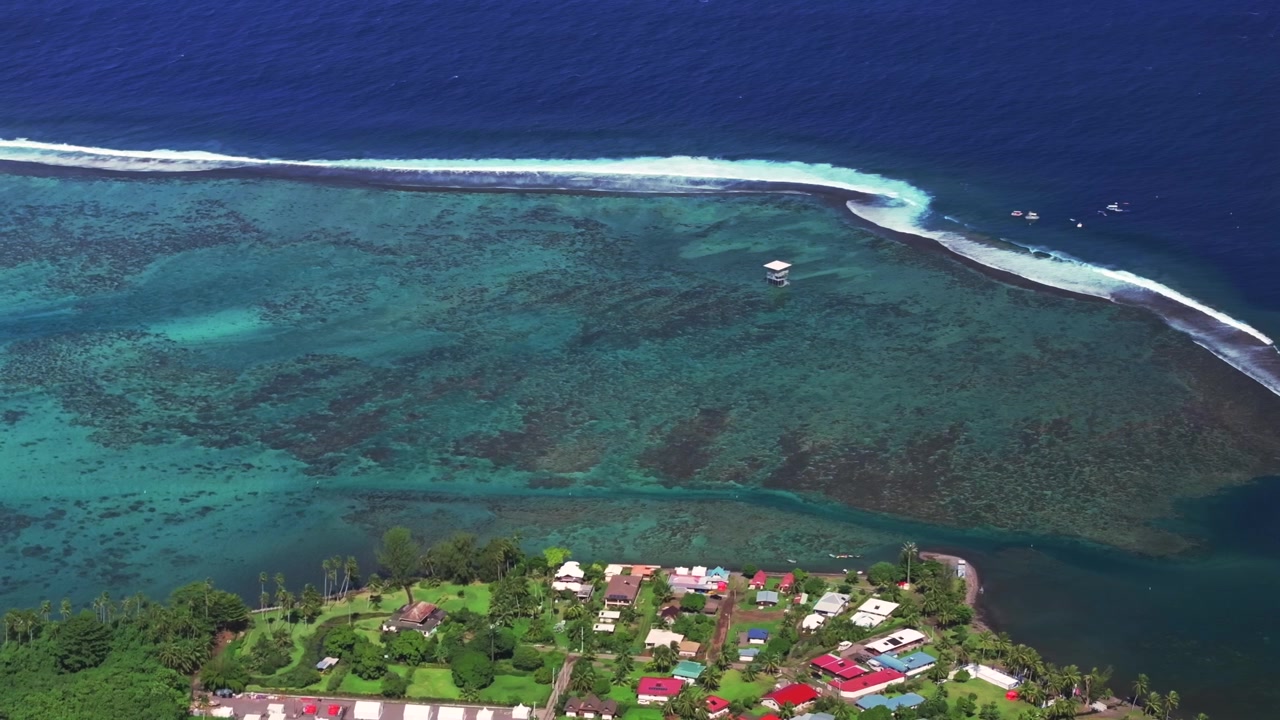 Torre dei giudici della laguna delle onde da surf di Teahupo'o, Tahiti, Polinesia Francese, vista aerea con drone, mattinata di sole, cielo blu, surf nella laguna del quartiere, barriera corallina di Passe Havea, fiume Vaiau, movimento circolare a destra