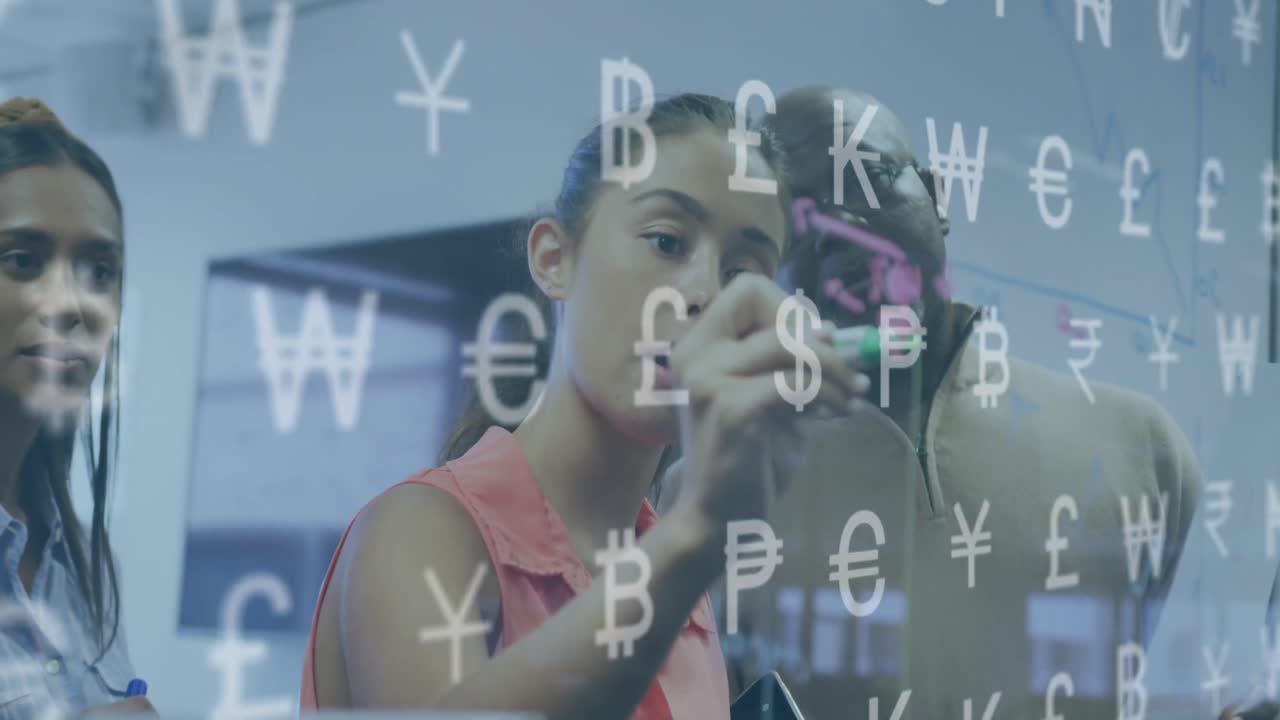 animación del procesamiento de datos financieros y símbolos monetarios sobre diversas personas de negocios