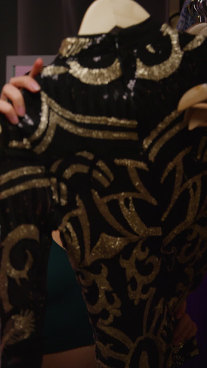 mujer intentando un vestido de pañuelos