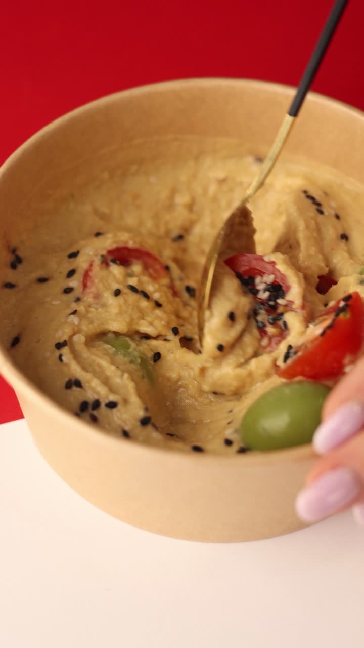 hummus con ingredientes en un cuenco