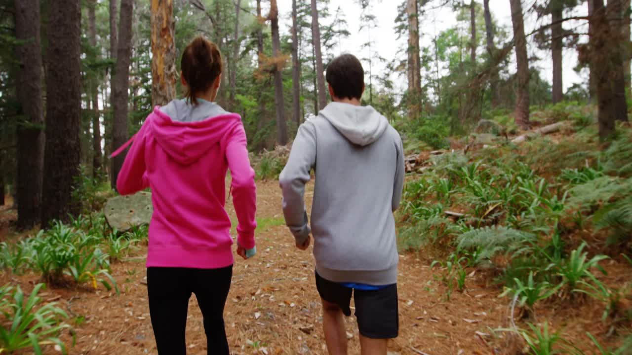 Pareja trotando juntos