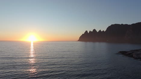 Vista-Aérea-De-La-Puesta-De-Sol-En-El-Horizonte-Sobre-El-Mar-En-La-Isla-Senja,-Noruega