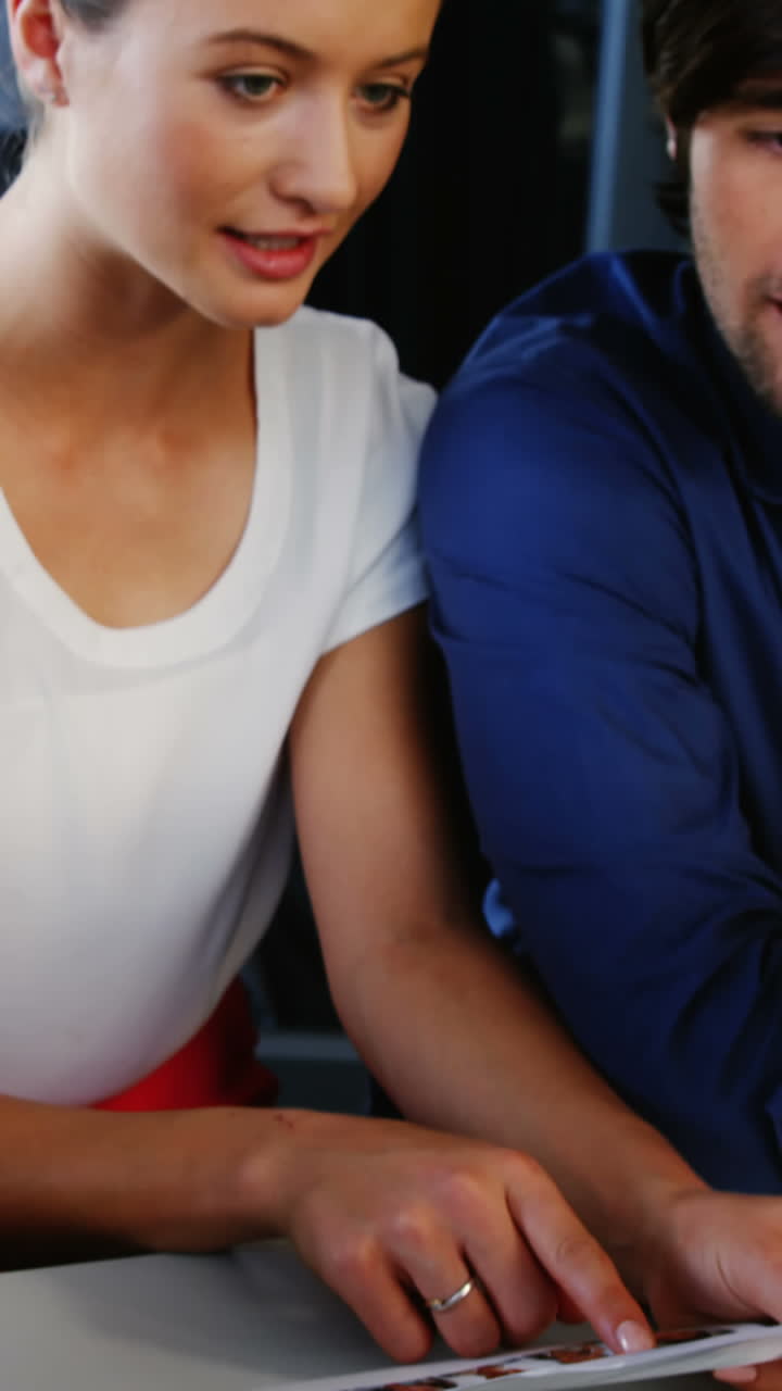 ejecutivos de negocios interactuando entre sí en reuniones