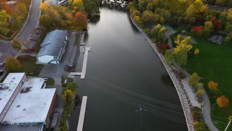 Drone-Volando-Hacia-Un-Remero-En-Un-Río-Mississauga-Al-Amanecer