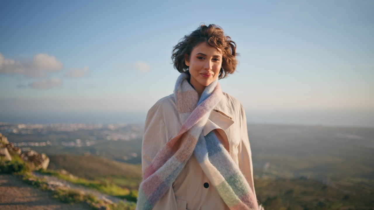 mujer elegante caminando por la colina con un abrigo elegante en la noche de fin de semana. viajero feliz