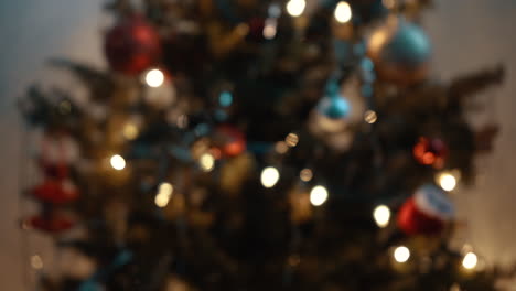 foco trasiego un árbol de navidad decorado