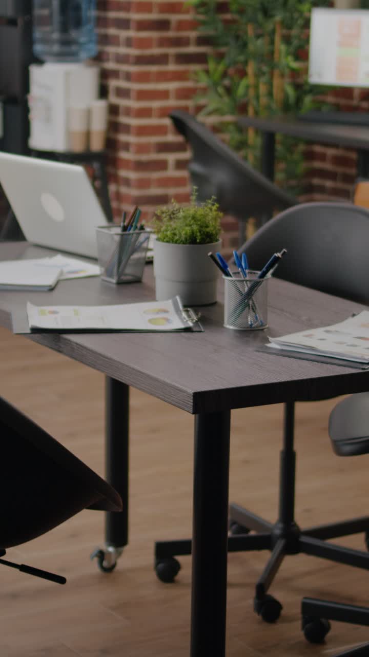 Mesa de oficina con material de oficina y planta