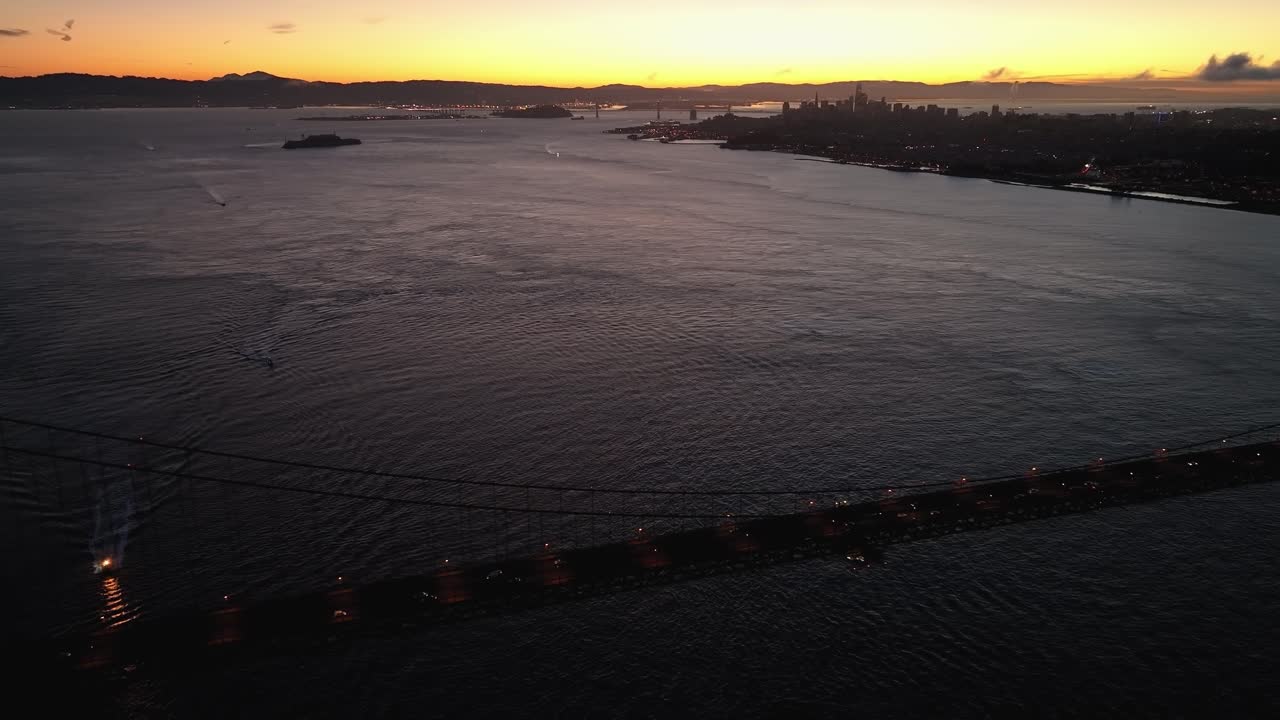 샌프란시스코 만의 평온한 물과 해가 뜨는 골든 게이트 다리