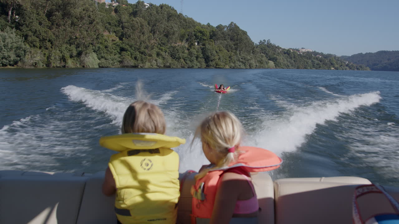 дети наслаждаются прогулкой на лодке с трубой
