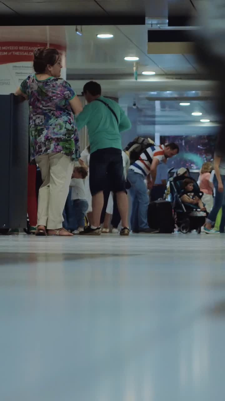 Orang-orang dengan barang bawaan di bandara