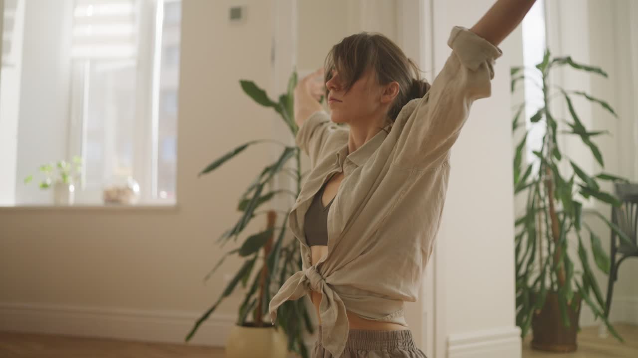 mujer practicando yoga o baile en casa