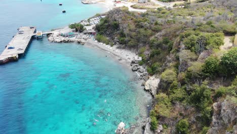 Tropischer-Schlepperstrand-Von-Curaçao-Mit-Kristallklarem-Wasser,-Luftaufnahme