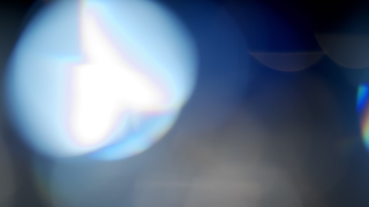 la luz multicolor filtra imágenes de 4k sobre fondo negro, superposiciones de ráfagas de fugas de destellos de estudio de lentes