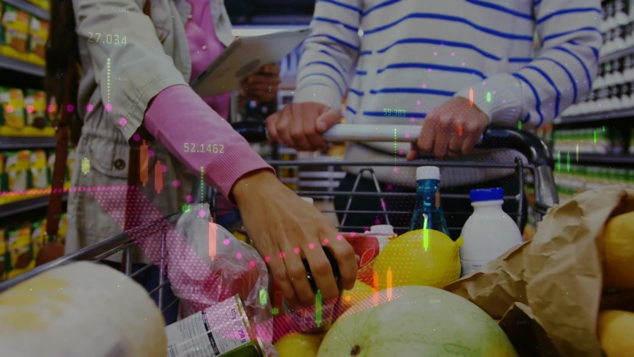 Animazione di dati finanziari su una coppia diversificata che fa la spesa al mercato con un tablet.