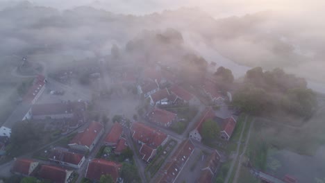 vista desde un avión no tripulado de la fortaleza turística de bourtange groningen con poca niebla por la mañana, aérea