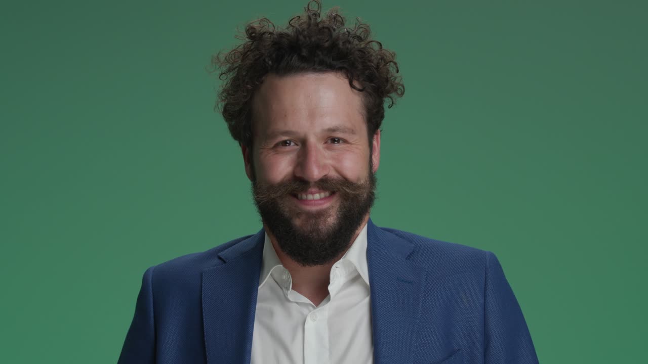 энтузиаст в костюме с усами смеется, веселится, делает сумасшедшие и смешные лица, является динамичным, энергичным, кричит и хорошо проводит время в студии