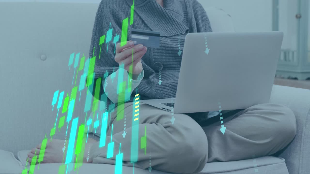 animación de gráfico y flechas sobre mujer caucásica con tarjeta de crédito y usando computadora portátil