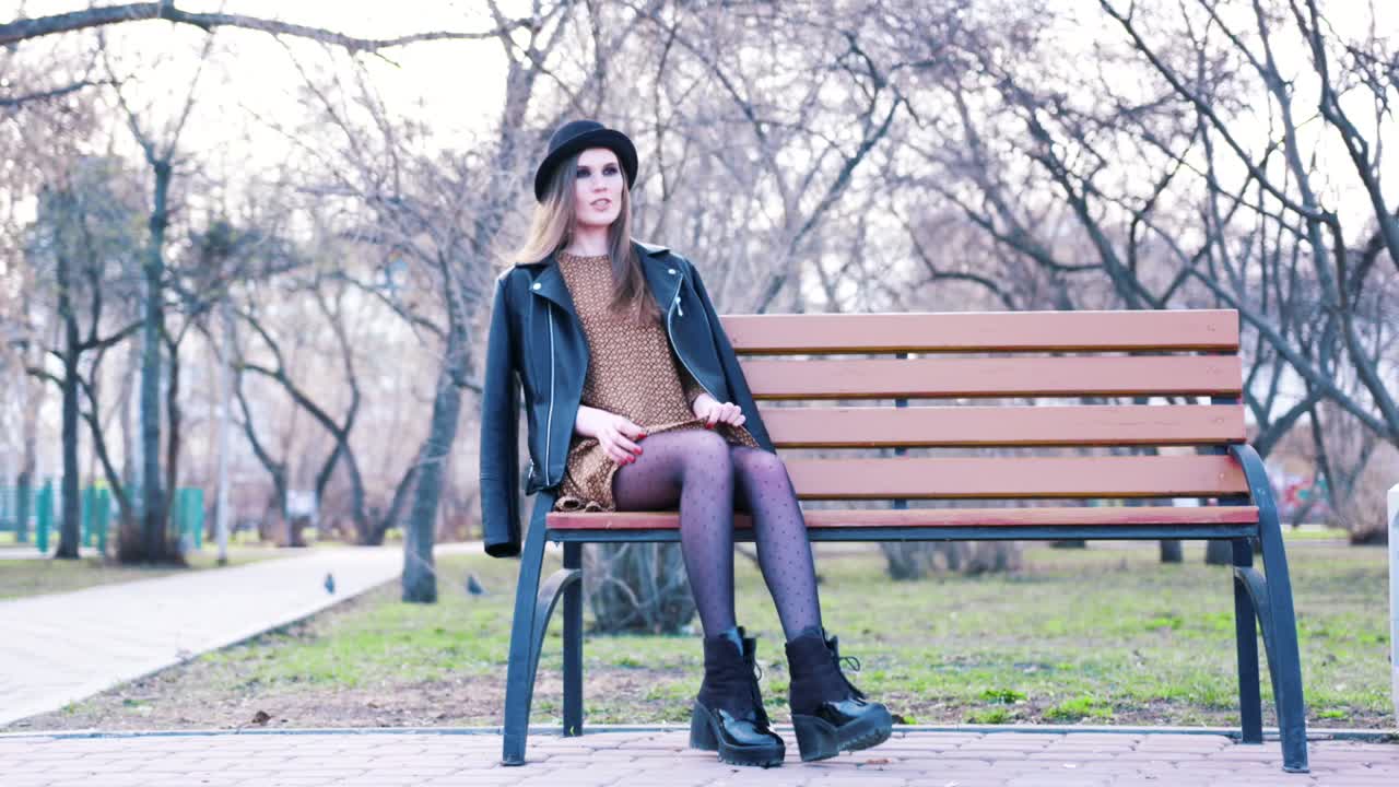 Donna seduta su una panchina del parco