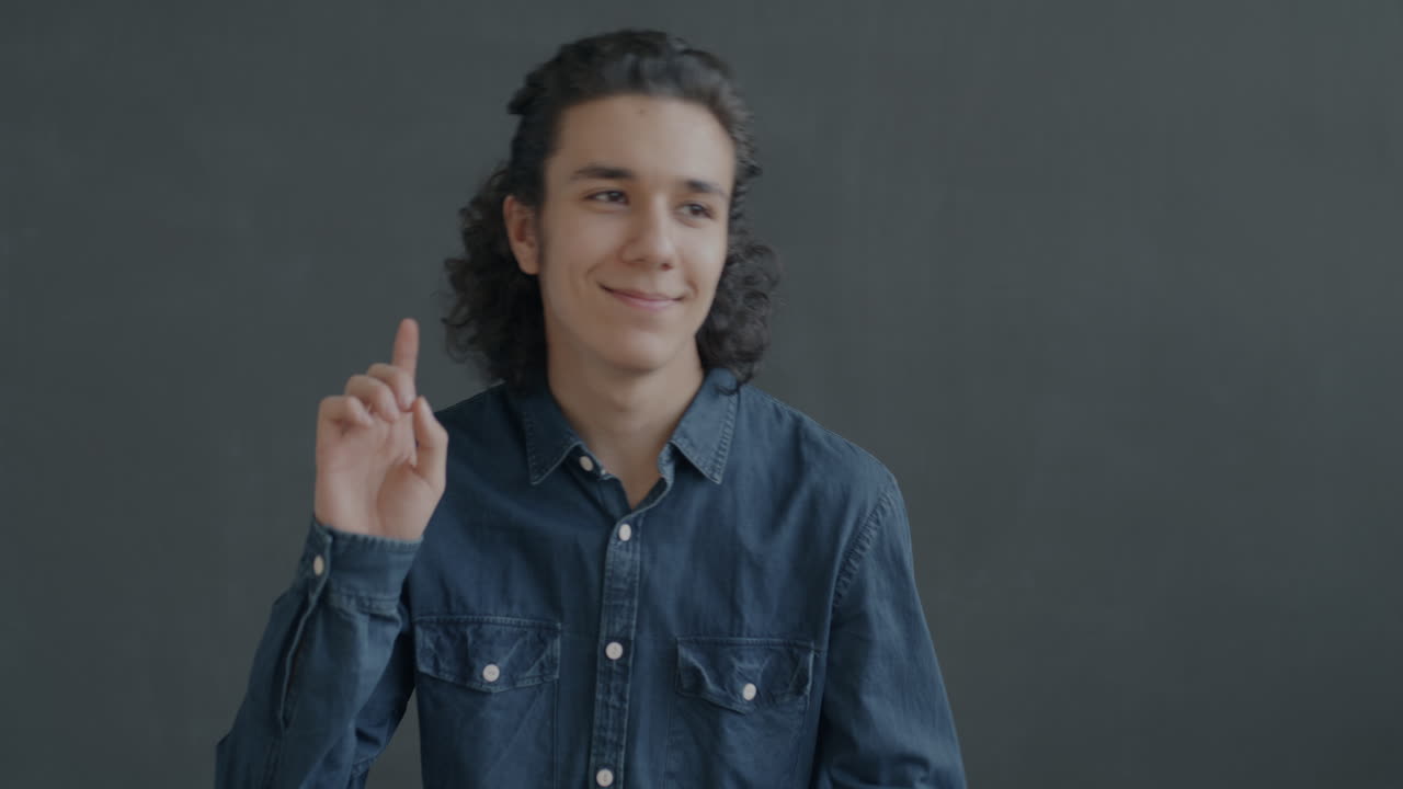 retrato de un joven sonriente