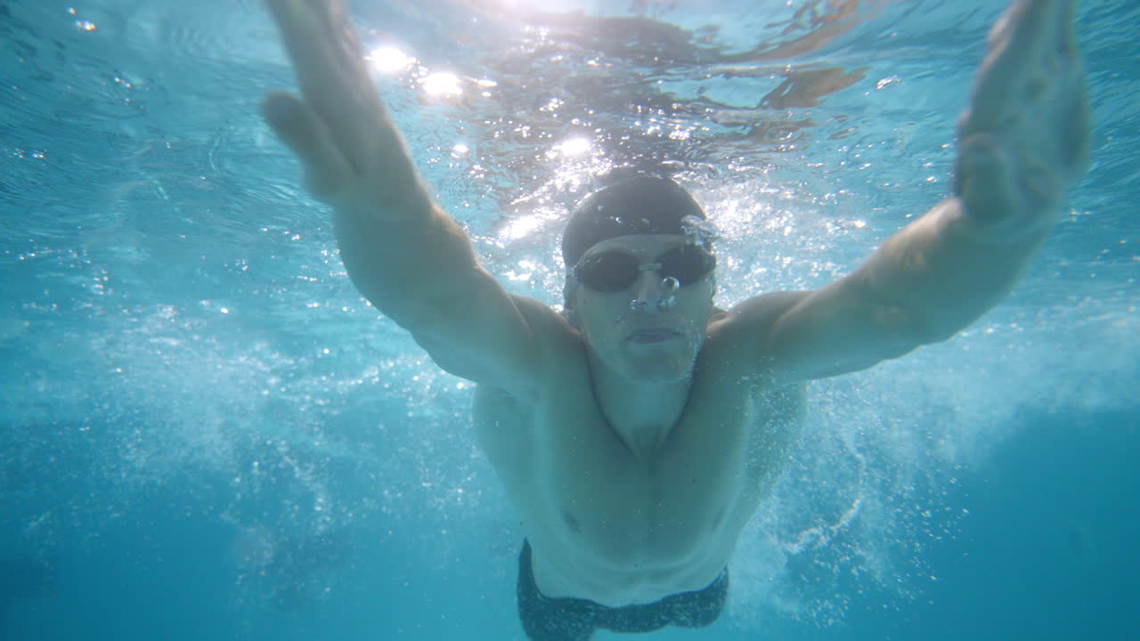 Nuotatore sott'acqua in piscina