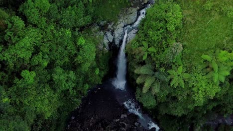 Ein-Video-Wurde-Von-Einem-Weichen-Wasserfall-Aufgenommen