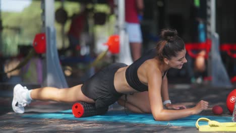 mujer estirándose al aire libre