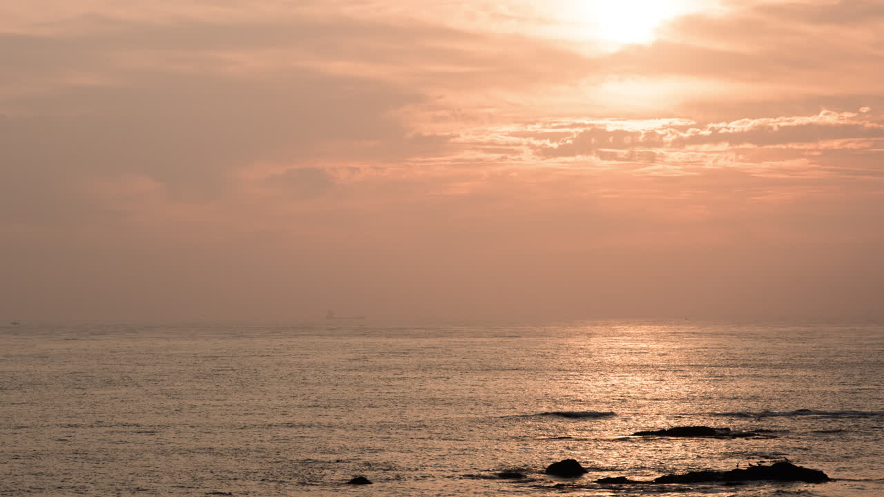 포르투갈 포르토에서 선박이 지나가는 해변의 구름 뒤에서 일몰의 시간 경과