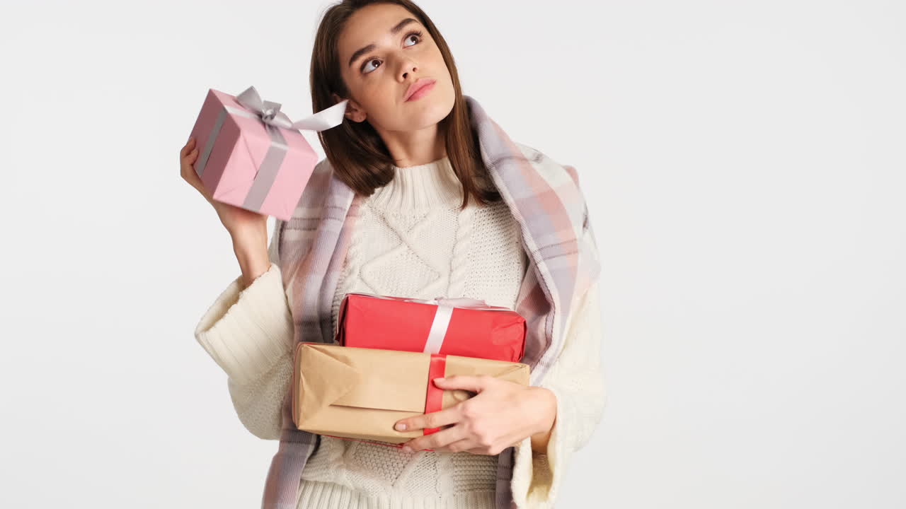 카메라 앞에서 포즈를 취하는 백인 여성.