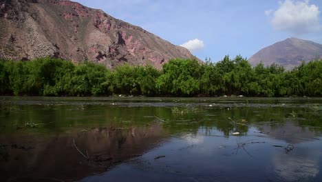 foto panorámica del río vilcanota en pichingoto, valle sagrado - cuzco, perú