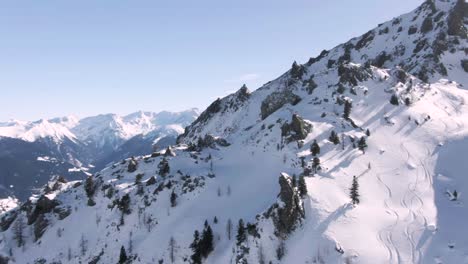 Paisaje-Montañoso-De-Invierno-Austriaco-Para-Esquiar-Filmado-Por-Un-Dron-En-Un-Día-Soleado