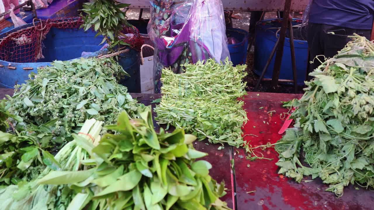 시장 상점 에서 잎자루 를 분류 하는 사람