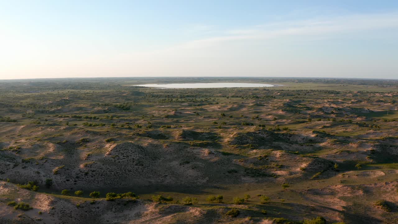 dolly aéreo panorámico por encima de la pradera vacío prado seco de xilinguole mongolia